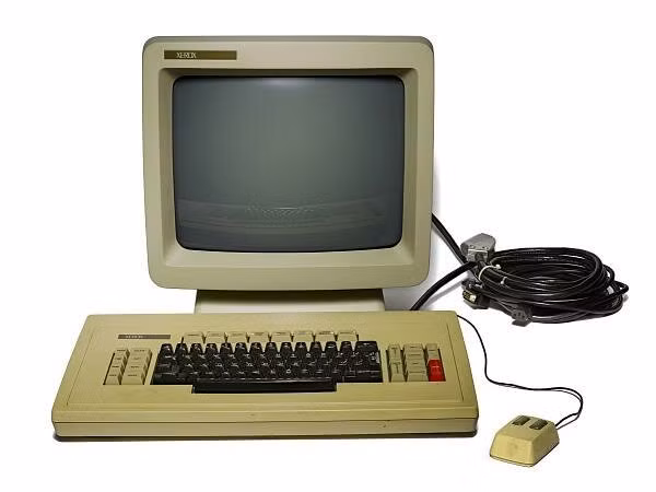 Về cấu hình, Star có CPU AMD Am2900, RAM 384KB (mở rộng lên 1,5MB), ổ cứng 10–40MB và màn hình 17 inch độ phân giải cao. (Ảnh: vnreview)