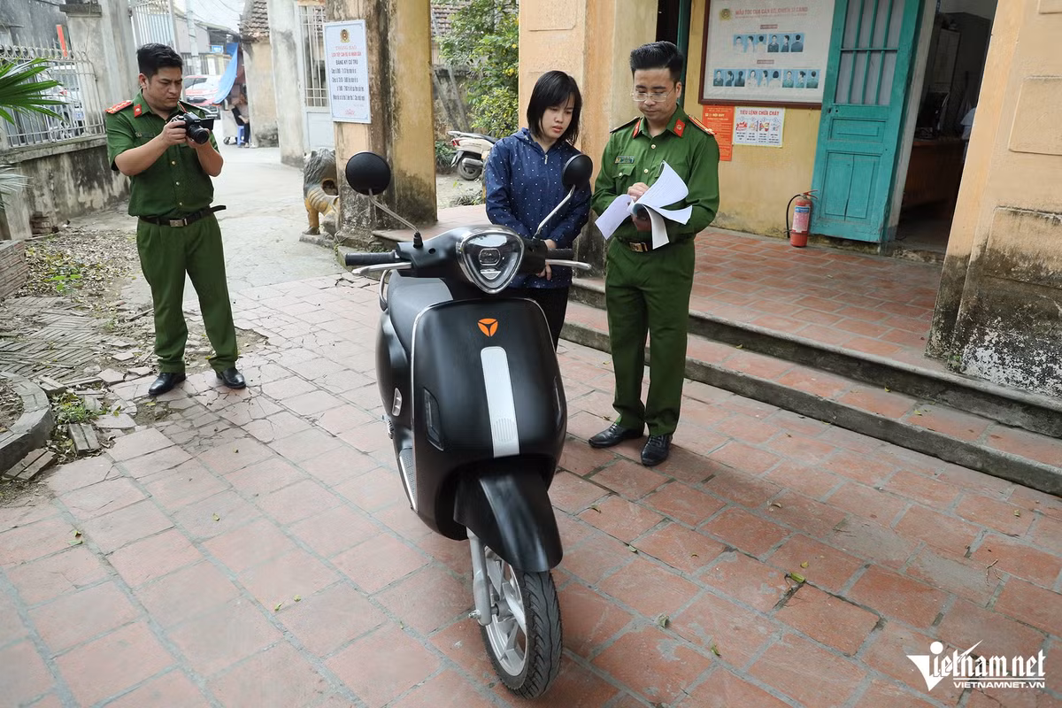 Ha Noi: Lam thu tuc dang ky o to tai Cong an xa nhanh bat ngo-Hinh-4