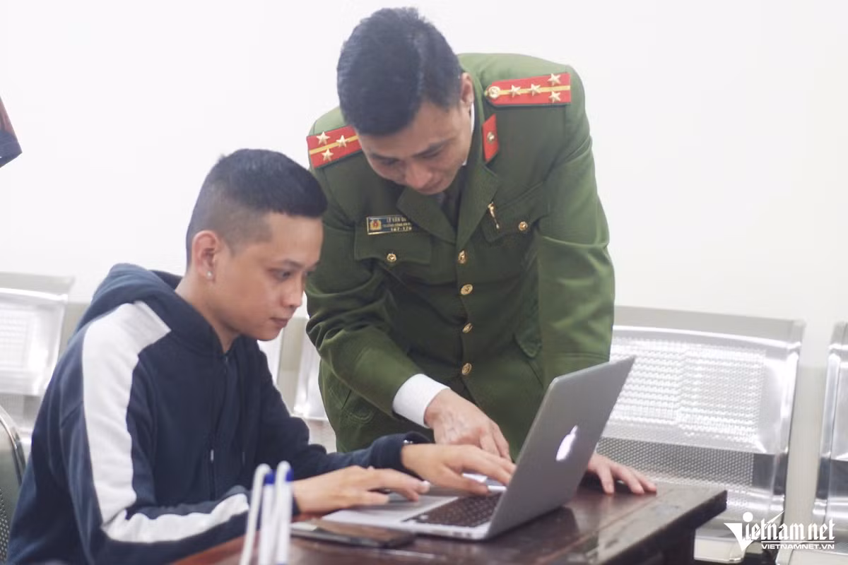 Ha Noi: Lam thu tuc dang ky o to tai Cong an xa nhanh bat ngo-Hinh-9