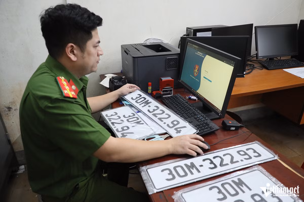 Ha Noi: Lam thu tuc dang ky o to tai Cong an xa nhanh bat ngo-Hinh-7