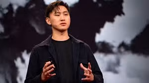 Alexandr Wang, CEO và đồng sáng lập của Scale AI, là tỷ phú tự thân trẻ nhất thế giới nhờ việc cung cấp dữ liệu huấn luyện cho các mô hình AI như ChatGPT, Gemini. (Ảnh: TED Talks)