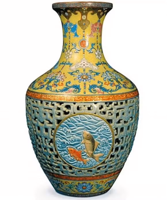 Một cặp vợ chồng Anh từng mang chiếc bình cổ Trung Quốc đi giám định vào những năm 1970 nhưng bị các chuyên gia BBC tuyên bố là đồ giả. (Ảnh: mirror)