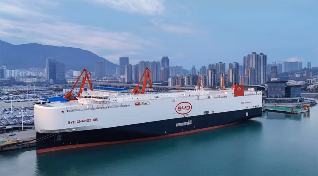 Tập đoàn xe điện Trung Quốc BYD vừa hạ thủy tàu BYD Shenzhen – tàu chở ô tô lớn nhất thế giới với sức chứa 9.200 xe. (Ảnh: Người đưa tin)