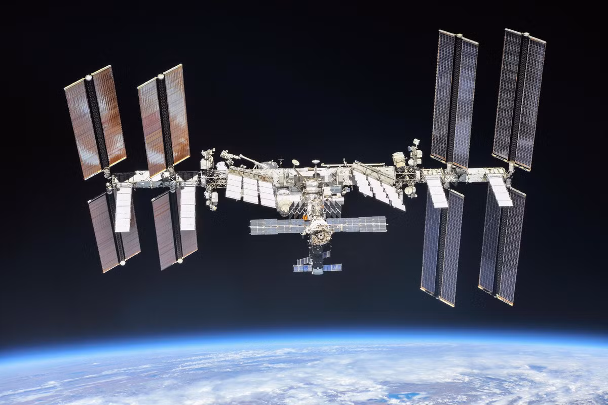Ngay cả Trạm Vũ trụ Quốc tế (ISS) cũng cần điều chỉnh quỹ đạo vì vẫn chịu lực cản từ không khí ở độ cao hơn 400 km. (Ảnh: NASA)