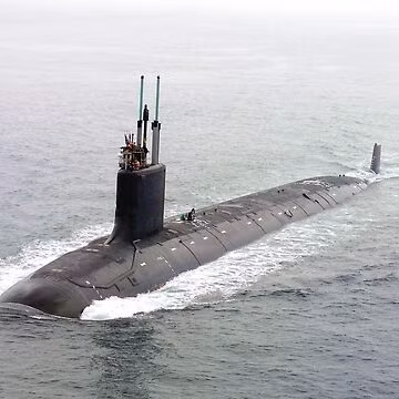 Tàu dài khoảng 115m, có thể lặn sâu tới 800ft, tốc độ đạt 25 hải lý/giờ, và sử dụng lò phản ứng hạt nhân hoạt động hơn 30 năm. (Ảnh: Redbubble)