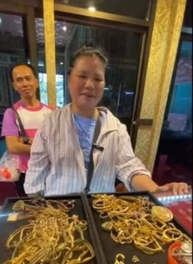 Vì không rõ giá trị thật, hai vợ chồng đã vượt hàng ngàn km từ Malaysia đến Thái Lan để kiểm định vàng tại tiệm kim hoàn nổi tiếng của ông Namo Banchangtong.