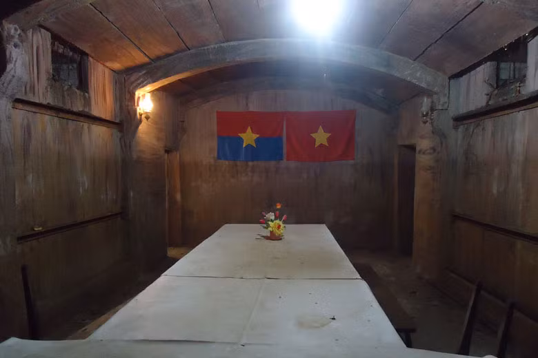Bên trong địa đạo có đầy đủ các công trình phục vụ chiến đấu và sinh hoạt như hầm chỉ huy, hầm hội họp, kho lương thực, trạm cứu thương, trạm thông tin liên lạc và nơi ẩn náu cho hàng trăm người dân.(Ảnh: Báo Lâm Đồng)