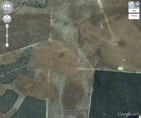 9. UFO hình tam giác tại Australia: Nghi vấn là máy bay do thám TR-3B của Mỹ, dù giới khoa học bác bỏ và cho rằng đây là trò lừa. (Ảnh: Google Earth)