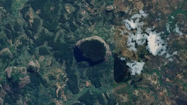 2. Khu rừng "mất tích" trên núi Lico: Tiến sĩ Julian Bayliss dùng Google Earth phát hiện rừng nguyên sinh ở Mozambique, nơi ẩn chứa nhiều loài động thực vật chưa từng được biết đến. (Ảnh: Google Earth)