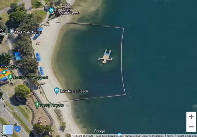 4. "Người đàn ông" giữa biển Australia: Thực chất là phao công viên nước Southport, bị hiểu nhầm thành xác chết do góc chụp vệ tinh. (Ảnh:Google Earth)