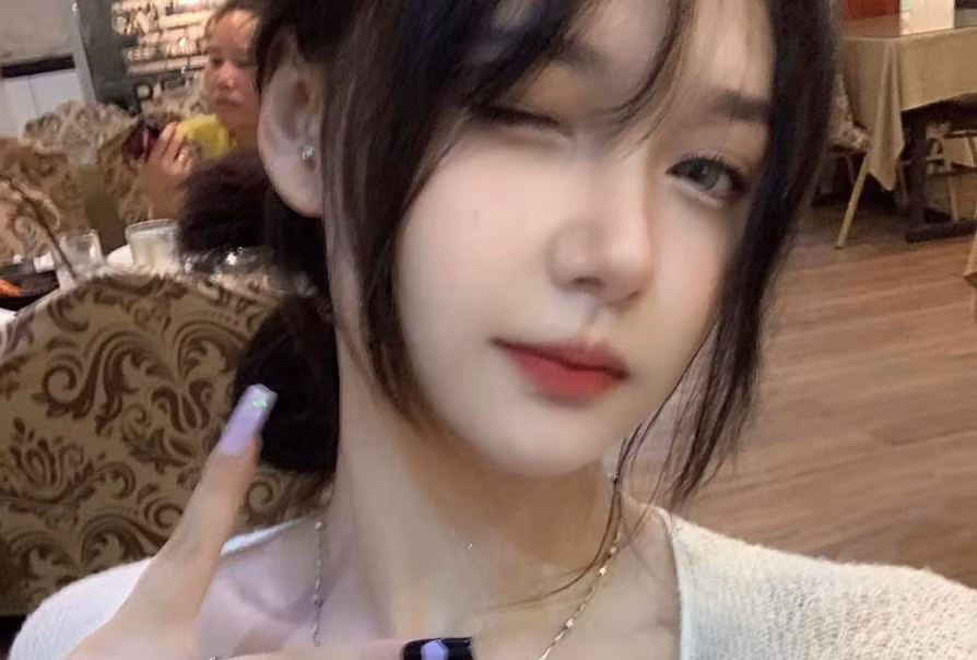 Đôi mắt sáng, làn da mịn và nụ cười tỏa nắng của cô khiến fan không ngừng xuýt xoa. (Ảnh: FBNV)