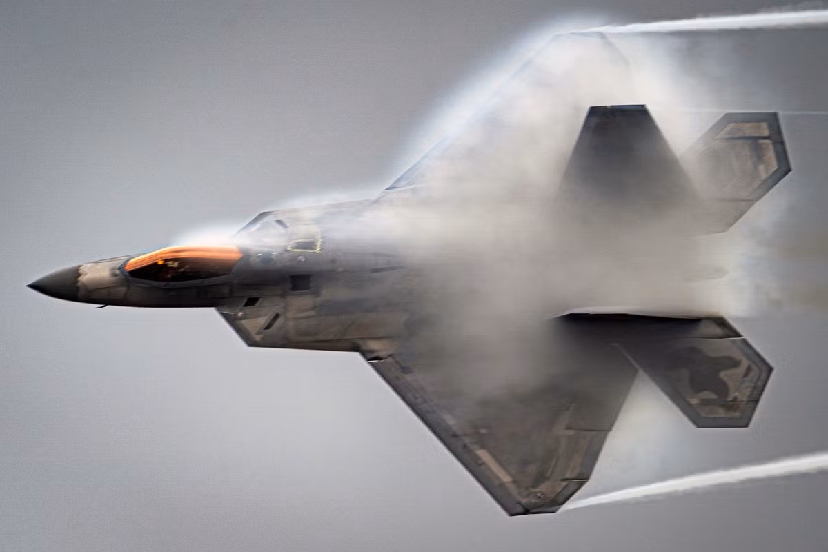 Điều này có nghĩa là F-22 sẽ tiếp tục trải qua một đợt hiện đại hóa. Cụ thể, nó sẽ không thể phát huy điểm mạnh – chiến đấu tầm xa trên không – trên Thái Bình Dương – nếu cần tiếp nhiên liệu liên tục. 