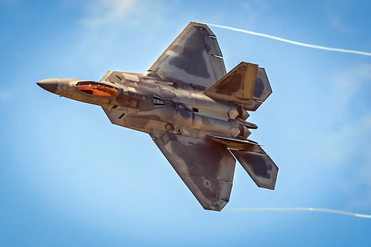 Các chuyên gia Mỹ cho rằng, F-22 sẽ tiếp tục hoạt động trong Không quân Mỹ ít nhất một thập kỷ nữa. tương ứng với thời gian Mỹ cần để thử nghiệm và bắt đầu sản xuất các chiến đấu cơ thế hệ mới. 