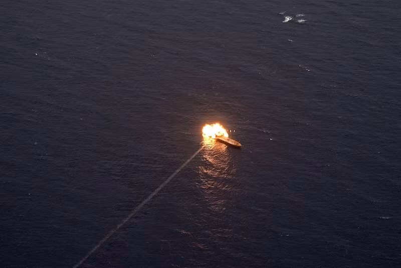 "Các trung tâm khoa học công nghệ và các nhà nghiên cứu trẻ Iran tiếp tục con đường tự lực, tự cường phát triền, bất chấp các lệnh trừng phạt", Đô đốc Sayyari nói.