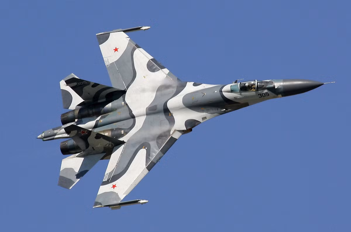 Như với chữ “S” dùng để ký hiệu cho biến thể Su-27 một chỗ ngồi với động cơ cải tiến AL-31F cũng như được thay đổi thiết kế so với các nguyên mẫu gốc và dành cho sản xuất hàng loạt. Trong khi đó, chữ “M” lại được sử dụng cho một biến thể hiện đại hóa dựa trên các phiên bản trước đó.