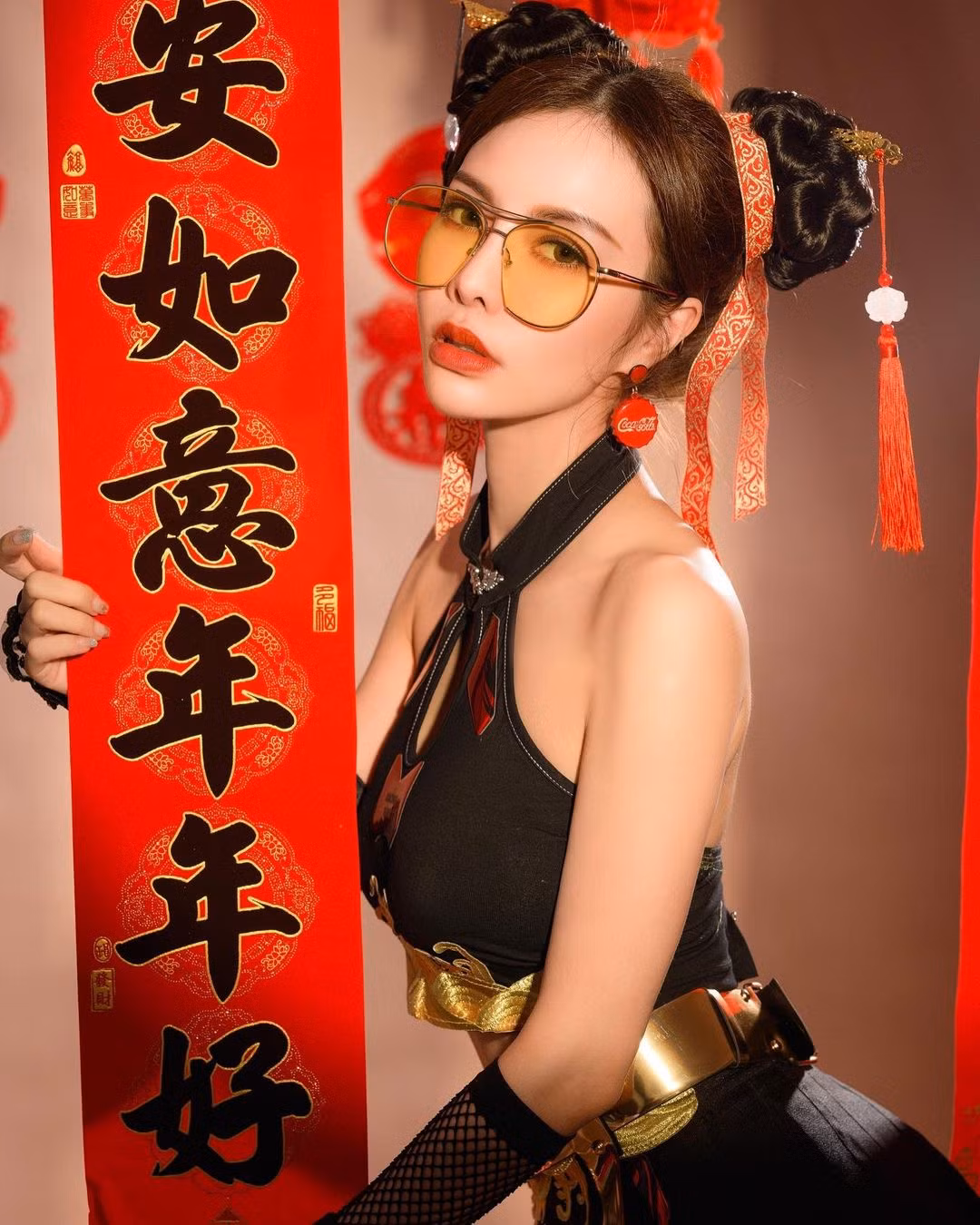 Vì vậy, không có lý do gì mà cô nàng không phô diễn những đường cong này.