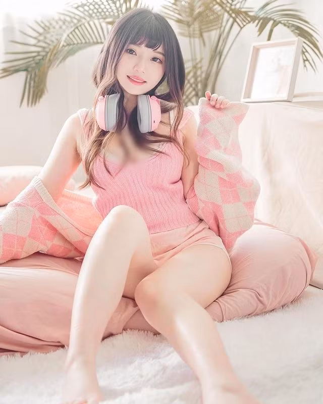Nếu không nói ra, không ai biết cô nàng đã tốt nghiệp đại học gần chục năm. Quả thực là một vẻ đẹp lão hoá ngược.