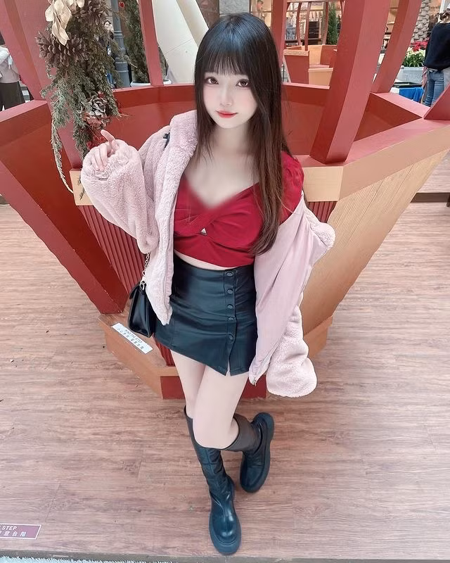 Hiện tại, số lượng người theo dõi Nguyện Nguyện đang gia tăng nhanh chóng. Cô nàng cũng cạnh tranh rất khốc liệt với những hot girl gợi cảm khác.