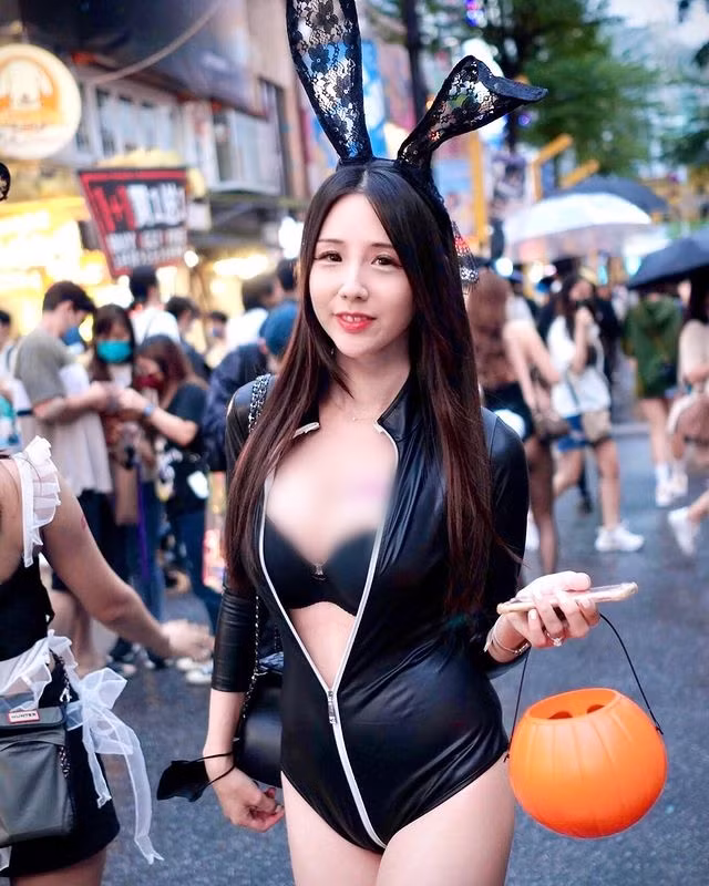 Trước đó, hình ảnh Mạc Mạc diện đồ bó sát, khoe nội y nóng bỏng bên trong cũng từng nhận phải nhiều chỉ trích vì quá lố lăng, phản cảm.