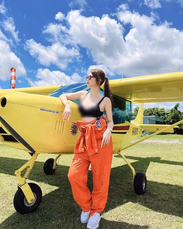 Cao 1m70, là một hot girl chân dài cực chuẩn, ngoài đôi chân nuột nà tự nhiên, cô nàng còn sở hữu gương mặt xinh đẹp không khác gì búp bê.
