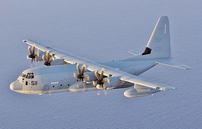 Các máy bay tiếp dầu KC-130 có khả năng mang theo lượng nhiên liệu lên tới 27,2 tấn và thực hiện “bơm xăng” cho các máy bay chiến đấu chủ lực của USMC như F-35B hay AV-8B Harrier, ngoài ra các trực thăng Seahawk cũng có khả năng nhận nhiên liệu từ KC-130. Nguồn ảnh: Wikipedia