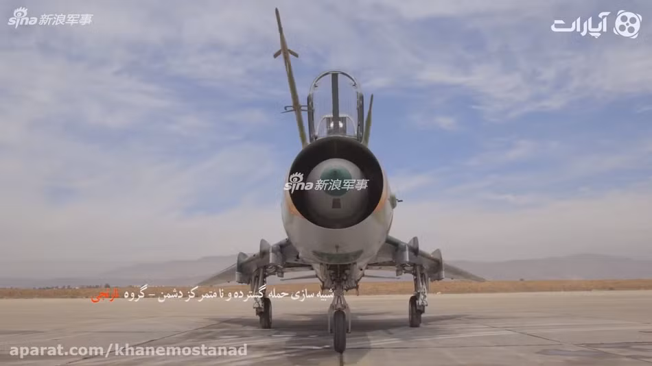 Đáng chú ý, các máy bay tiêm kích-bom Su-22 này có nguồn gốc đặc biệt – chúng từng là của cải của Không quân Iraq trước năm 1991. Khi Mỹ và liên quân mở chiến dịch “Bão táp sa mạc”, không ít phi công Iraq vì sợ hãi đã lái bỏ chạy các máy bay Su-22 sang Iran. Nguồn ảnh: Sina