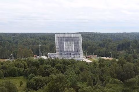 Hệ thống radar Voronezh-DM là loại radar cảnh báo sớm tên lửa thế hệ mới nhất của Nga, tính năng đã vượt qua SBX-1 của Mỹ, khi có thể phát hiện ra mục tiêu từ cự li xa tới 6.500 km và có thể đồng thời theo dõi đến 500 mục tiêu khác nhau.