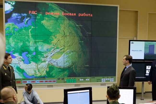 Với đội ngũ nhân viên chuyên nghiệp cùng tính năng vượt trội, nên Voronezh-DM có khả năng phát hiện và theo dõi, cung cấp dữ liệu về các vụ phóng tên lửa ở Tây Âu. Không chỉ có thể cảnh báo sự xâm nhập của tên lửa, nó còn có thể thu thập thông tin vệ tinh từ ngoài vũ trụ và kết hợp thông tin do vệ tinh cung cấp để thực hiện công việc phòng thủ tốt hơn.