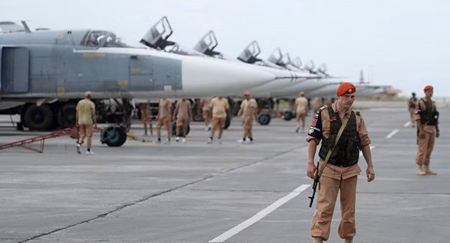 Tuy nhiên, mới đây hãng thông tấn Al MAsdar News dẫn nguồn tin từ quân đội Chính phủ Syria cho biết việc các chuyến bay tại Hmeimim bị tạm ngừng là vì vấn đề thời tiết, không phải do bị phiến quân tấn công.