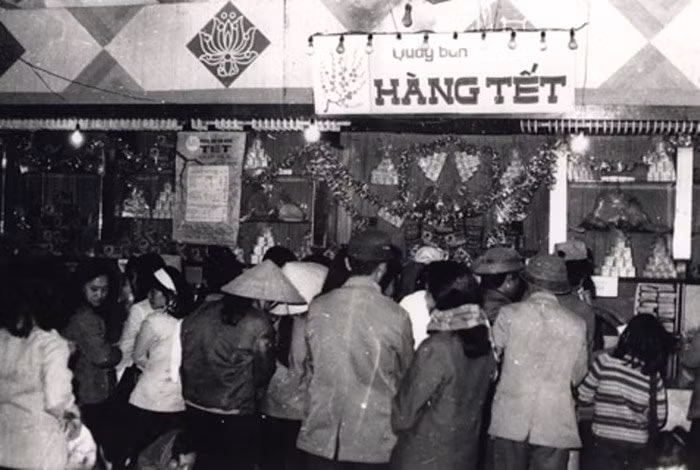 Hình ảnh những quầy bách hóa bán hàng Tết ngày nào cũng đã không còn... Tết ngày nay, người ta vẫn thường đến các siêu thị, trung tâm thương mại để mua sắm với đầy đủ mọi hàng hóa, tiện nghi... Những món đồ bây giờ đã là "cổ lỗ", đáng bị ném vào sọt rác vào những ngày Tết xưa nó lại là những vật trang trí mà người người phải xếp hàng mới mua được.