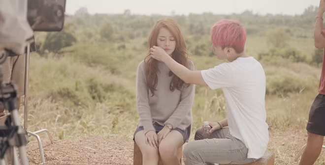  Chi Pu - Buông đôi tay nhau ra: Chi Pu từng vào vai "tình cũ" trong MV của Sơn Tùng MTP. Nhờ vẻ ngoài đẹp đôi, cùng lối diễn xuất nhập tâm, phần lớn fan đều dành lời khen ngợi, liên tục gán ghép và mong muốn hai người trở thành một cặp. Ảnh cắt từ clip.