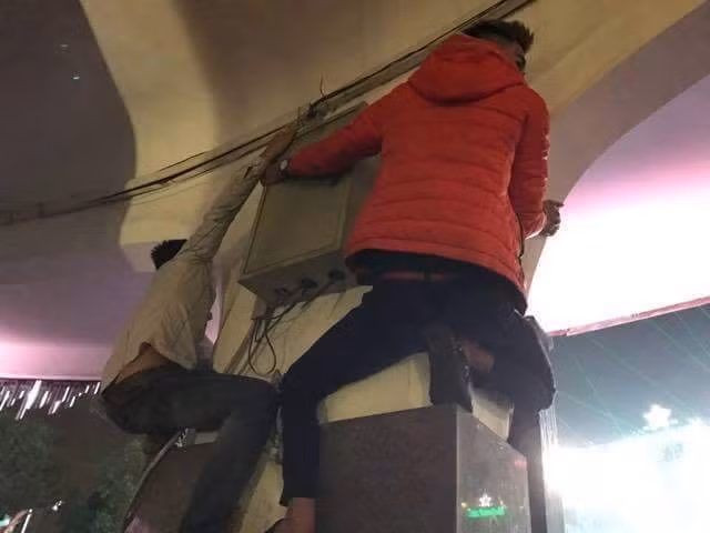 Không ít thanh niên do không thể đến gần được sân khấu đã chọn cách trèo lên các cây cột, thùng rác, thậm chí là cả bốt điện... để có được tầm nhìn, theo dõi các màn trình diễn nghệ thuật. Hành động này đã tạo ra những hình ảnh xấu, sự phản cảm trong đêm hội đón năm mới. Nhiều dân mạng lan truyền những tấm hình này với sự ngán ngẩm và thất vọng với sự vô ý thức của một bộ phận thanh niên.