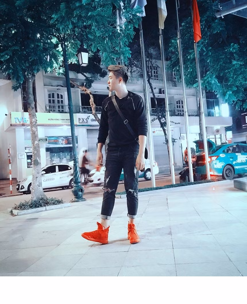 Thực chất với các tín đồ đam mê giày sneaker, giày thể thao cao cấp, những mẫu giày có màu đỏ không phải là điều quá xa lạ, người diện chúng cũng không phải để thể hiện đẳng cấp. Không ít chàng trai, cô gái đi những đôi sneaker màu đỏ và trở nên đầy phong cách, vừa đẹp, vừa "chất"... nhưng với điều kiện trang phục quần áo, đi kèm những đôi giày này cũng cần được lựa chọn kỹ lưỡng.