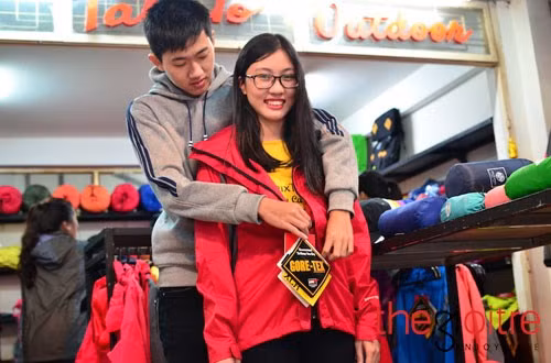 Cảm giác tự tay mặc chiếc áo cho người thương, được ghi dấu lại thực sự là một kỉ niệm đầy tính nhân văn. Một câu tâm đắc nhất của một cậu bạn “cởi” áo và mặc cho mẹ, nước mắt cứ trực trào mà miệng thì nhoẻn cười không ngớt, đã tâm sự: “Đã có người yêu thương, sao không làm cho họ thêm cảm giác được thương yêu?”