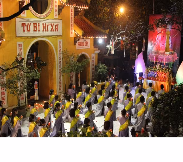 Ngoài các nhà thờ, các ngôi chùa lớn ở Hà Nội cũng có thể đánh chuông trong thời điểm giao thừa. Đây là một hoạt động được xem là mang đậm chất Á Đông, giản dị, thanh tịnh nhưng vẫn có ý nghĩa và sức tác động với cảm xúc, tinh thần của những người dân mong muốn được đón giao thừa một cách vui vẻ nhất. Ảnh: Phatgiao.org.