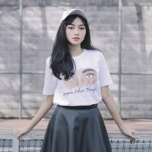 Sau khi những hình ảnh xinh đẹp của Indah được một số trang báo mạng đăng tải, tài khoản Instagram của Indah Kusuma nhận được sự chú ý của không chỉ cư dân mạng trong nước mà còn cả cộng đồng mạng thế giới.