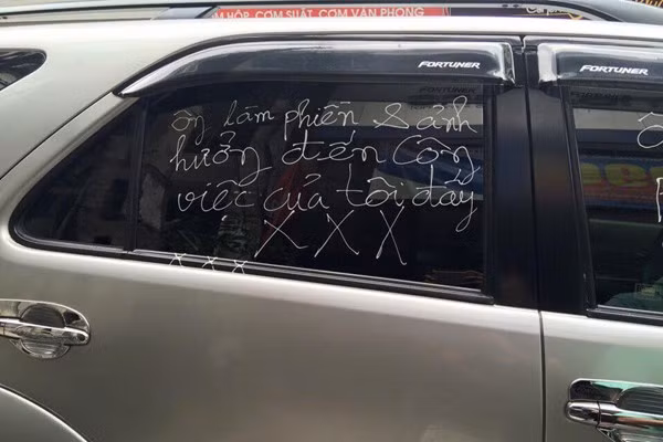 Có rất nhiều cách để người dân "trả đũa" những tài xế vô ý thức và "làm liều" như thế này tùy vào mức độ tức giận và quan điểm của những người phải gánh chịu hậu quả từ việc đậu xe sai chỗ. Tuy nhiên, cách trả đũa "thâm thúy" nhất vẫn là việc viết lên xe những dòng nhắn khó tẩy xóa lên kính hoặc mui xe.