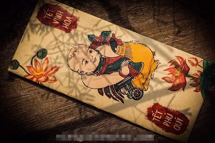 Tự thiết kế, in ấn phong bao lì xì Tết đã trở thành một công việc khá quen thuộc của các bạn trẻ Việt trong vài năm qua. Với mong muốn dẹp bỏ sự nhàm chán, truyền tải cá tính và phong cách của mình, cộng với bàn tay khéo léo, các bạn trẻ đã tạo ra được những bao lì xì vừa đẹp mắt vừa "chất", vừa mang nhiều ý nghĩa về một mùa xuân, năm mới nhiều may mắn.