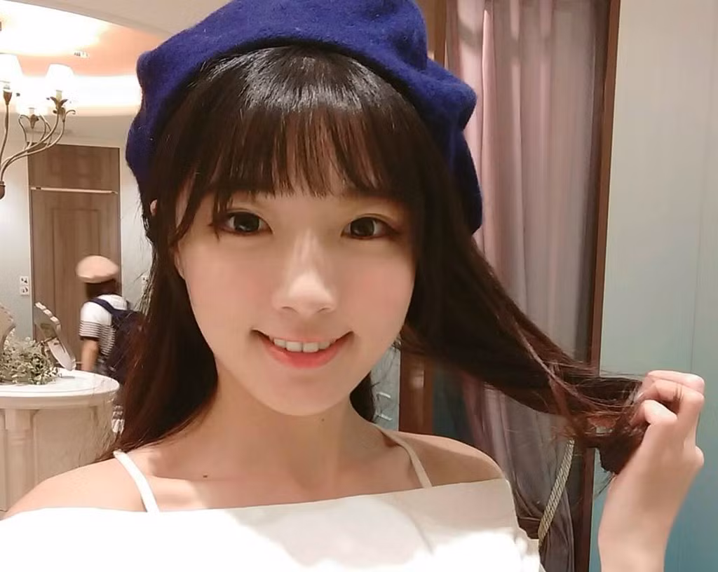 Cô gái có nickname Tiểu Tiểu hiện là nữ tiếp viên hàng không của hãng bay giá rẻ V Air (Đài Loan, Trung Quốc).