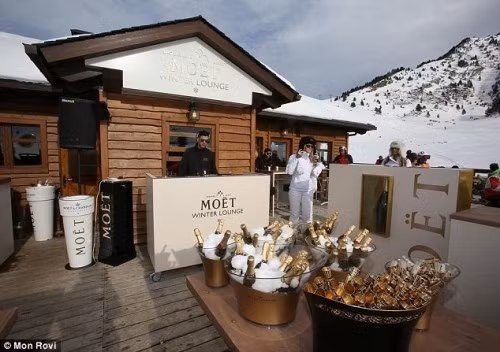 Mon Rovi sẽ cùng bạn bè tận hưởng những bữa tiệc "đốt tiền" ở Moet Winter Lounge, một nhà hàng xa xỉ và sang trọng.