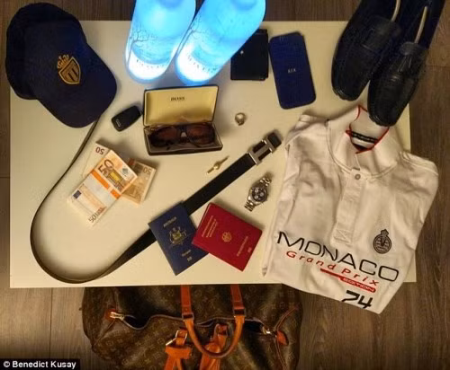 Trên Instagram, Benedict Kusay 'khoe' những đồ đạc mà anh đã chuẩn bị cho chuyến đi tới Pháp, nơi anh cùng 7 người bạn sẽ tiệc tùng thâu đêm, bao gồm hai hộ chiếu, hai chai Belvedere Vodka, một chiếc túi Louis Vuitton và những tập tiền 50 bảng.