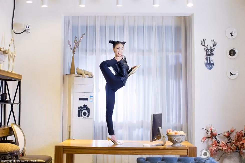 Lưu Đằng có khả năng uốn dẻo được nhận xét là "kỳ diệu", cô có thể bẻ cong chân, tay để nằm vừa trong một chiếc hòm rất nhỏ, uốn người để chui qua các góc hẹp, khe tường, chân đặt trên bàn nhưng nhưng đầu lộn xuống đất mà vẫn giữ được thăng bằng...