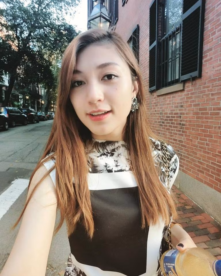 Ngoài "săn" học bổng, Vân Anh còn tỏ ra là một cô gái rất năng động, thức thời khi đầu tư mở shop bán mỹ phẩm online. Công việc làm thêm ổn định giúp nữ du học sinh 9X có thêm thu nhập trang trải cho cuộc sống tự lập, tích góp được nhiều kinh nghiệm sống và niềm vui.