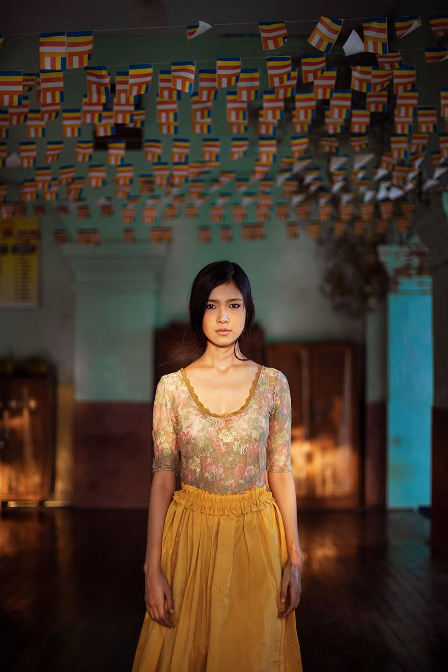 Bức ảnh chụp thiếu nữ trẻ ở Yangon, Myanmar trên hành trình tìm kiếm "mỹ nữ" mà cô đã đặt chân.