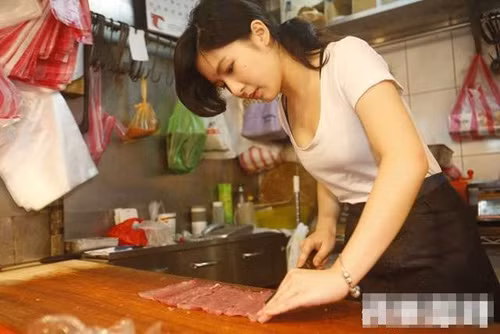 Dan hot boy, hot girl ban hang tro thanh hien tuong mang