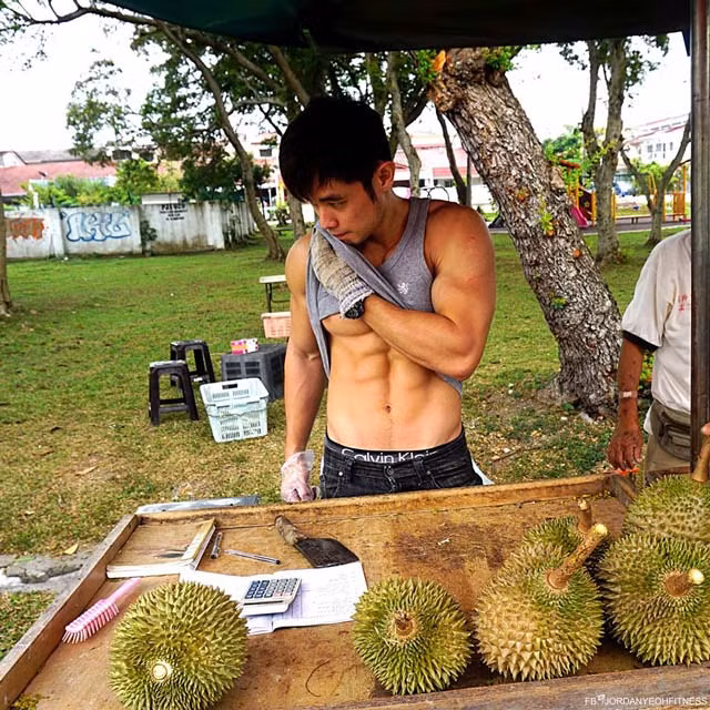 Rất nhiều cô gái trẻ, thậm chí cả những người phụ nữ trung tuổi cũng bị anh chàng hot boy bán sầu riêng thu hút. Họ đến quầy bán sầu riêng trên phố, mua hàng và thích thú ngắm nhìn anh chàng cao to, lực lưỡng làm việc. Theo tìm hiểu chàng "hoàng tử sầu riêng" tên thật là Jordan Yeoh, nghề nghiệp chính của anh là huấn luyện viên thể hình.