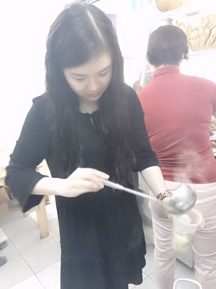 Sức hút lớn khiến nàng Bạch Tuyết bán cơm bất ngờ nổi tiếng, trở thành nhân vật được cư dân mạng săn lùng ráo riết. Thành viên các fanpage nổi tiếng thi nhau “xin link”, truy tìm danh tính và các thông tin cá nhân về cô gái xinh đẹp, da trắng nõn nà đang gây sốt.