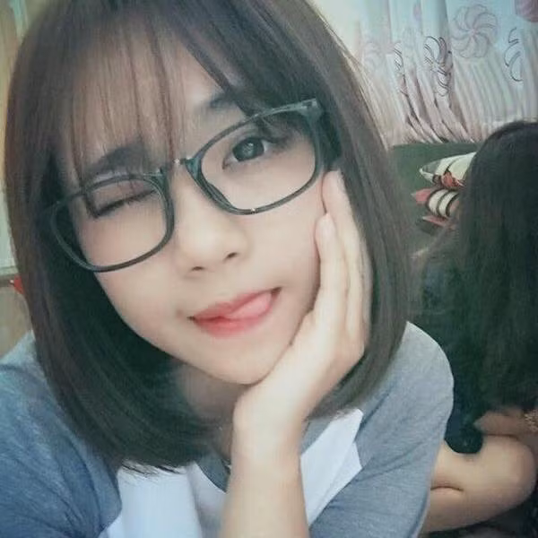 Dù để tóc dài hay tóc ngắn, dù chụp ảnh concept kỹ càng hay chỉ chụp "tự sướng"... Diệu Linh cũng đều rất xinh đẹp, dễ thương.