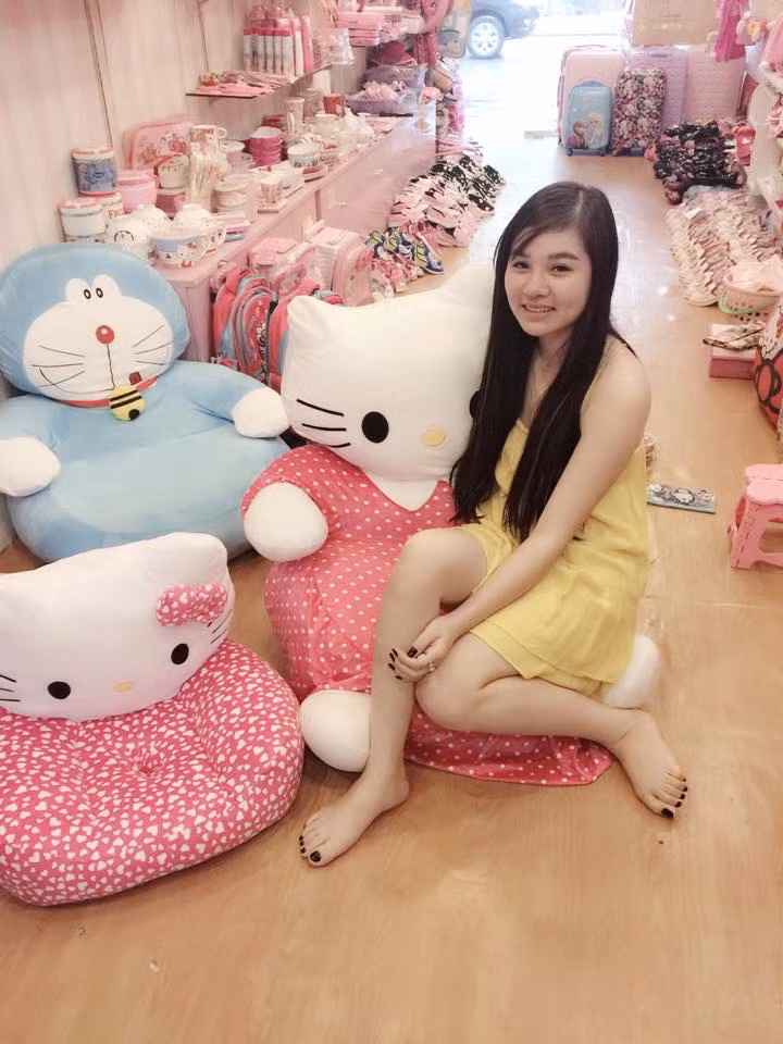 Hiện tại Trang đang theo đuổi công việc kinh doanh. Trước đây cô nàng 9X này từng sở hữu một shop thời trang, phụ kiện, đồ dùng Hello Kitty khá nổi bật. Nói về loạt ảnh và những thông tin cá nhân của mình, Trang cho biết cô quá bất ngờ khi thấy loạt ảnh được lan truyền với tốc độ chóng mặt cùng với đó là số lượng người kết bạn, theo dõi trên mạng xã hội tăng vọt.