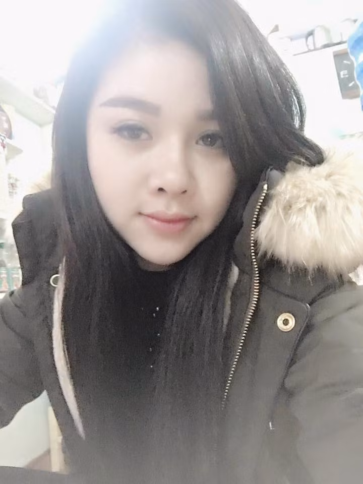 Theo dõi trang cá nhân của cô gái bán cơm xinh đẹp ở thời điểm hiện tại, có thể thấy rất nhiều những bài đăng từ các fanpage nổi tiếng được chia sẻ trên tường Facebook của cô nàng. Ngoài khuôn mặt xinh xắn, làn da trắng hồng luôn trở thành "đặc điểm nhận dạng" đầu tiên, nổi bật nhất mà dân mạng chú ý.